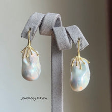 Laden Sie das Bild in den Galerie-Viewer, Bluish iridescent baroque pearl earrings