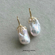 Laden Sie das Bild in den Galerie-Viewer, Bluish iridescent baroque pearl earrings