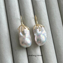 Laden Sie das Bild in den Galerie-Viewer, Bluish iridescent baroque pearl earrings