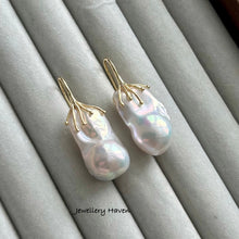 Laden Sie das Bild in den Galerie-Viewer, Bluish iridescent baroque pearl earrings