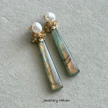 Laden Sie das Bild in den Galerie-Viewer, Labradorite and baby baroque pearl studs earrings (detachable style)