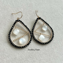 Laden Sie das Bild in den Galerie-Viewer, Black spinels chandelier earrings #1