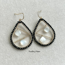 画像をギャラリービューアに読み込む, Black spinels chandelier earrings #1