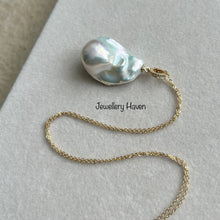 Laden Sie das Bild in den Galerie-Viewer, Rare blue overtone Baroque Pearl necklace