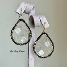 画像をギャラリービューアに読み込む, Black spinels chandelier earrings #1