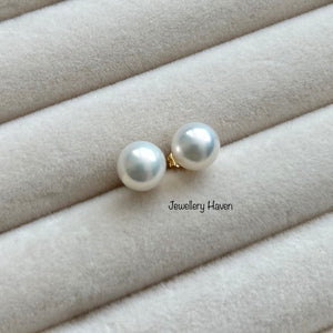 White fresh water round Pearl studs (7.5mm)