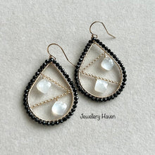 Cargar imagen en el visor de la galería, Black spinels chandelier earrings #1